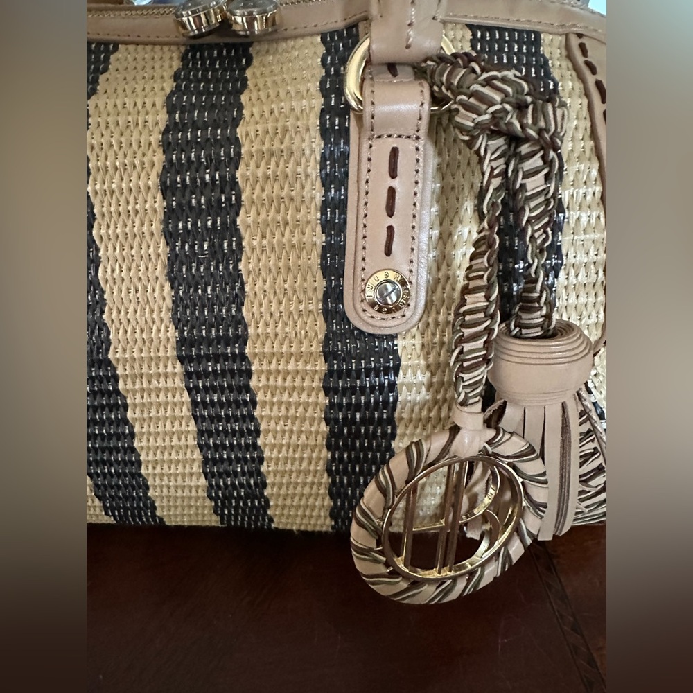 Henri Bendel Straw and Leather Barrel Shaped Satchel in Excellent Condition Firm - Picture 4 of 12
